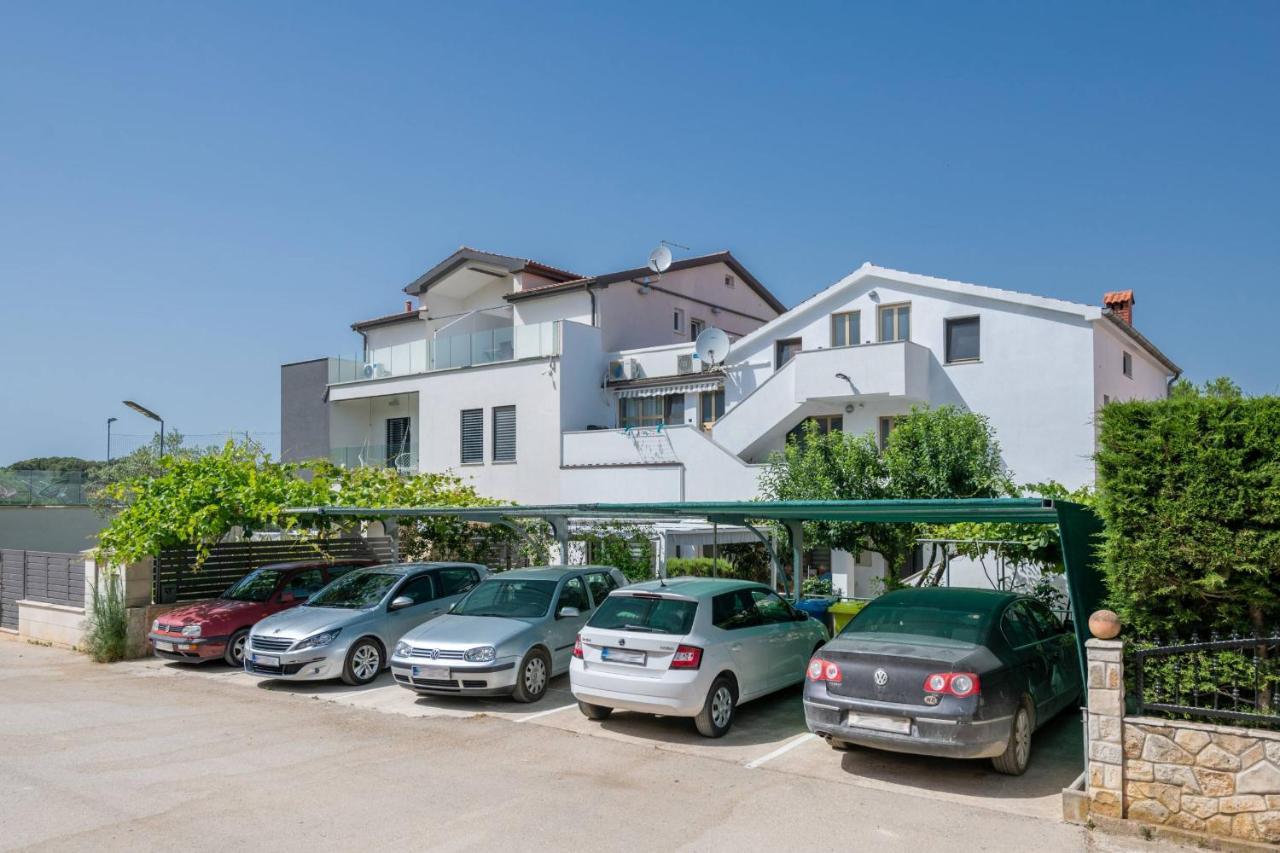Apartments Lovric พูลา ภายนอก รูปภาพ