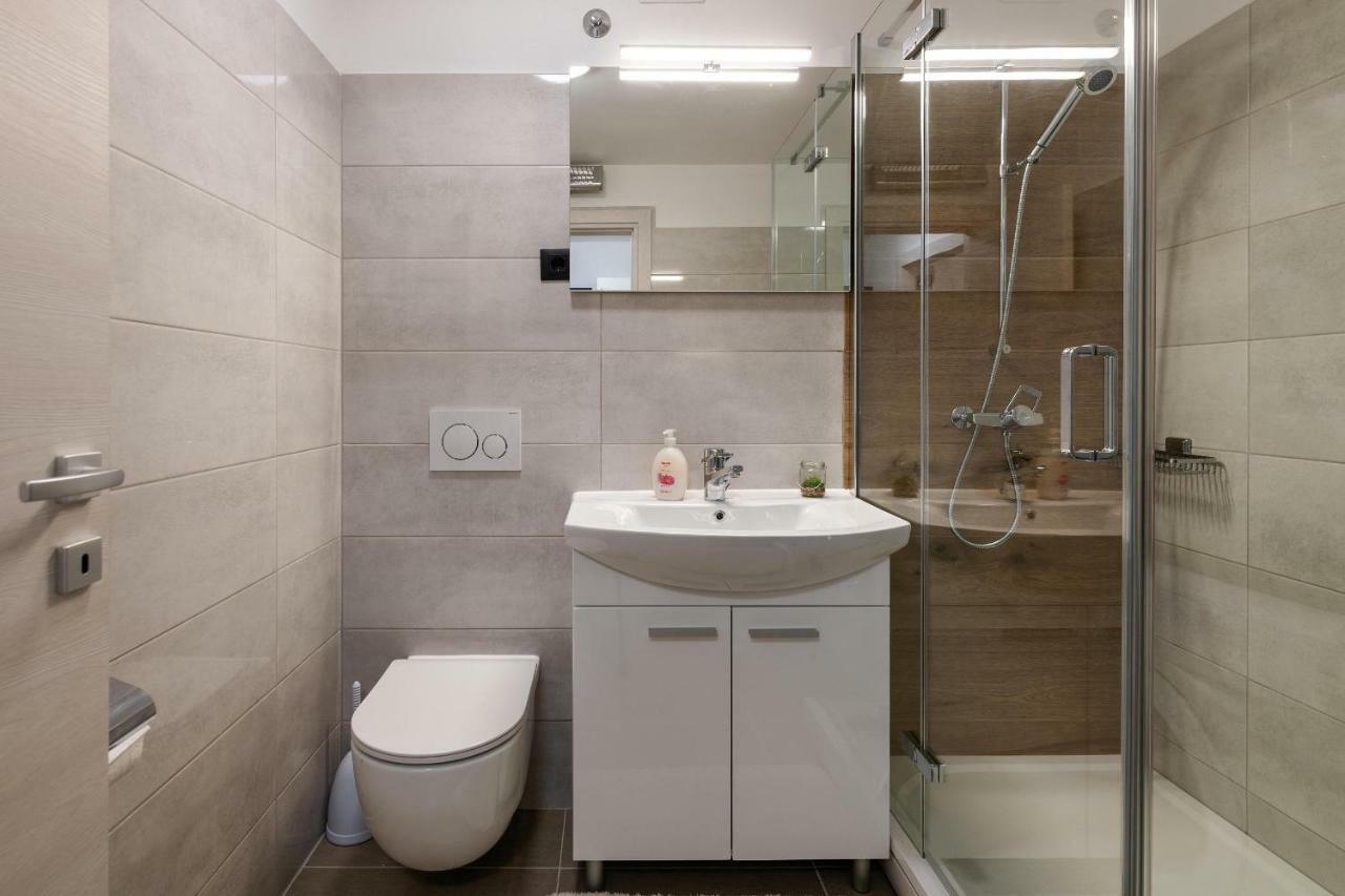 Apartments Lovric พูลา ภายนอก รูปภาพ