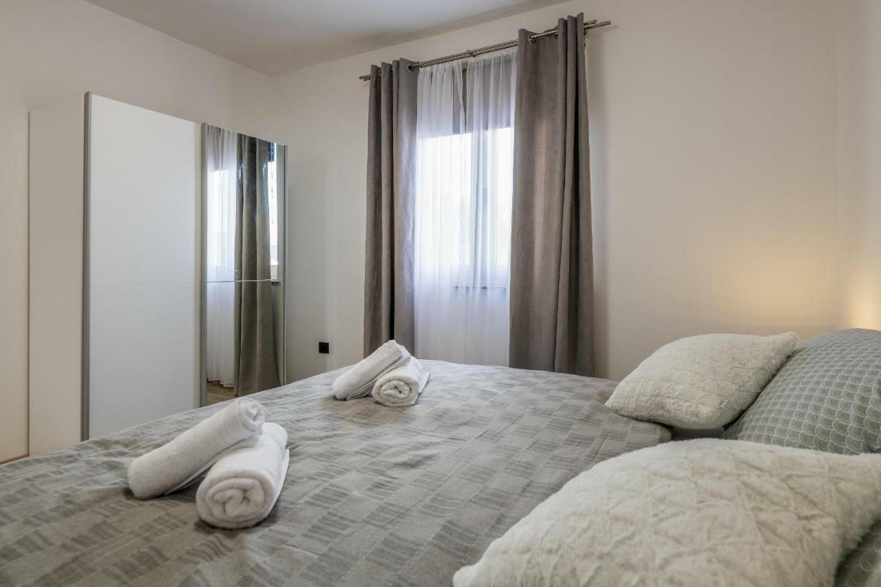 Apartments Lovric พูลา ภายนอก รูปภาพ