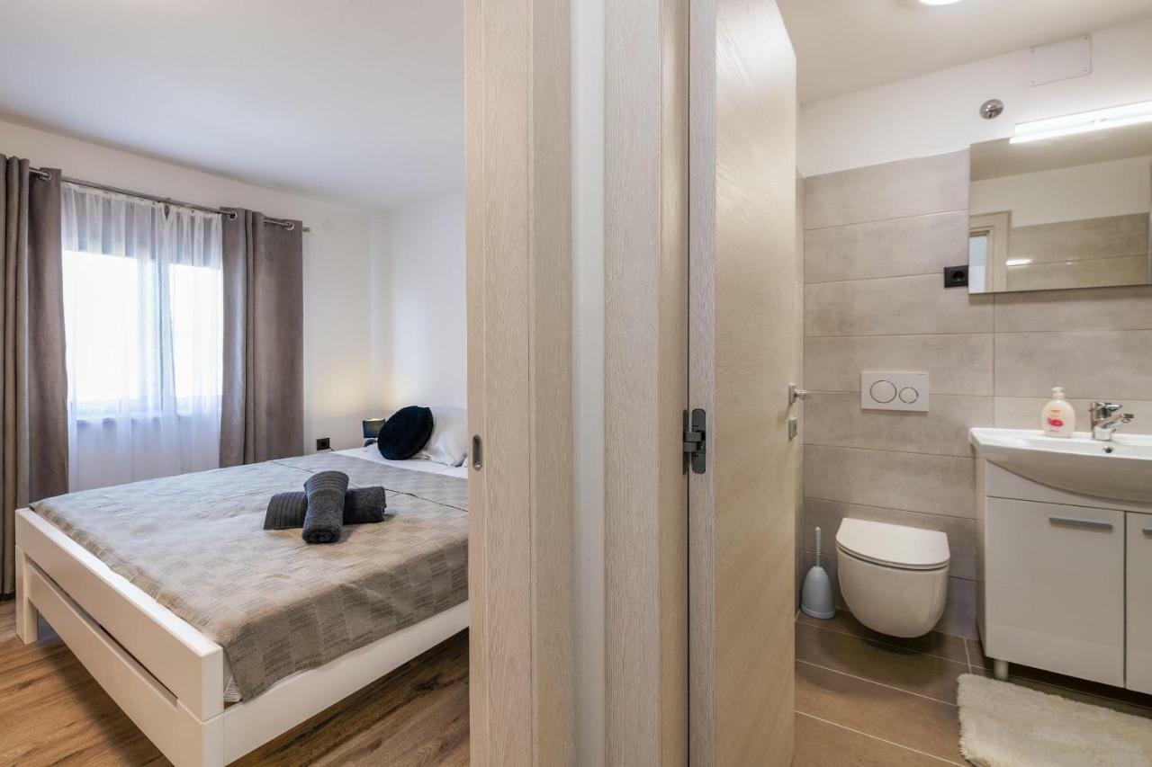 Apartments Lovric พูลา ภายนอก รูปภาพ