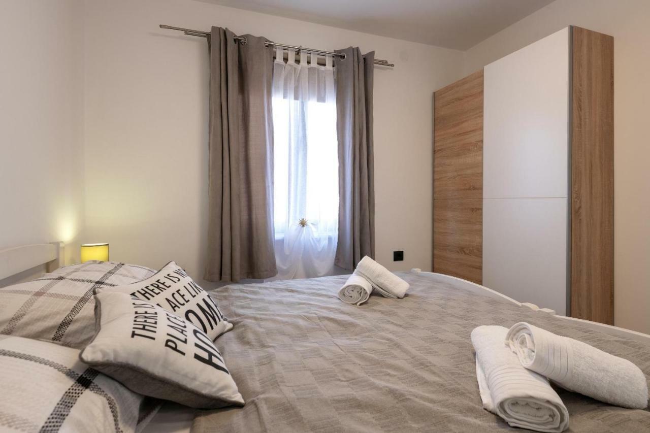 Apartments Lovric พูลา ภายนอก รูปภาพ