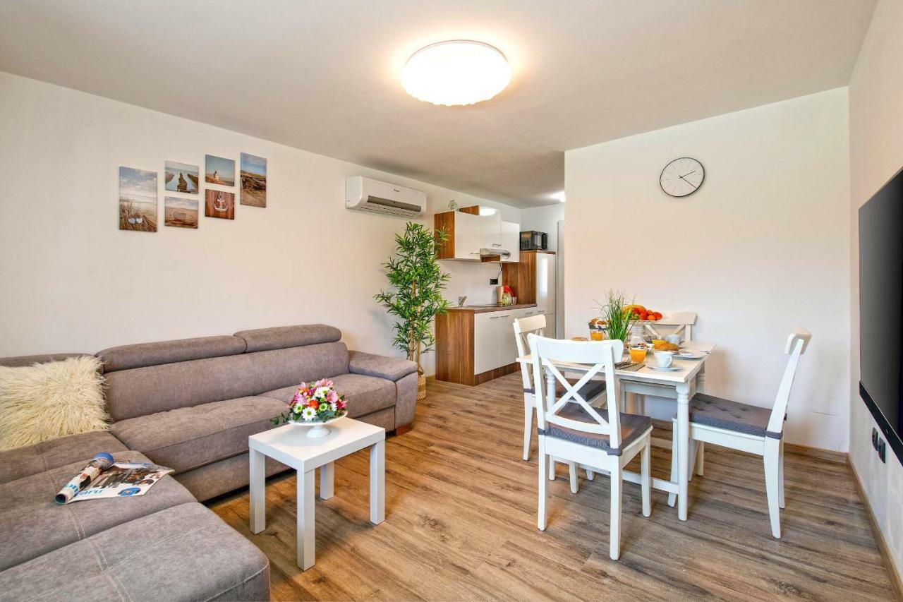 Apartments Lovric พูลา ภายนอก รูปภาพ