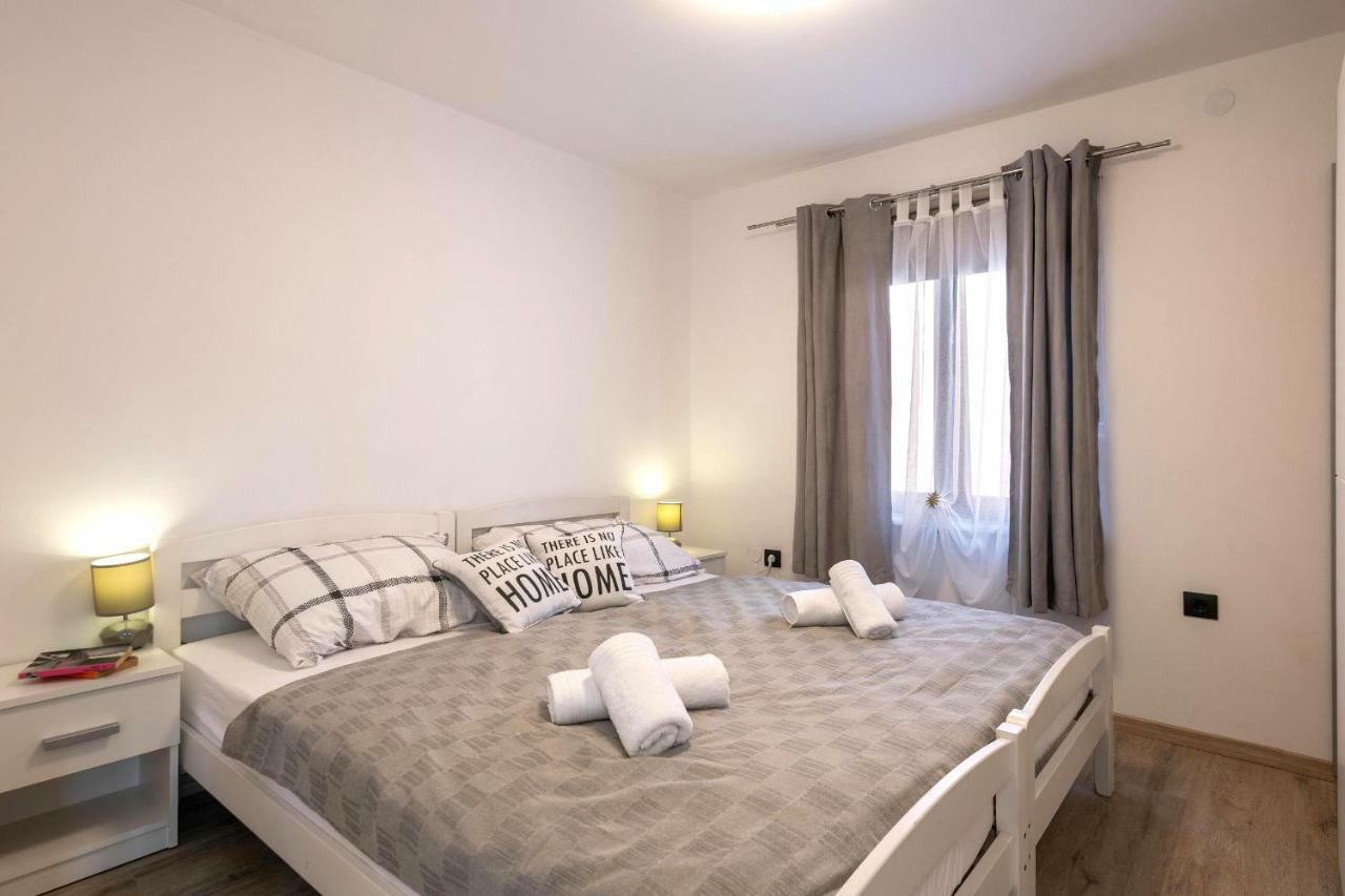 Apartments Lovric พูลา ภายนอก รูปภาพ